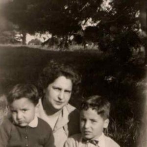 1953--alcides junto a su madre y hermano--montevideo-001.jpg